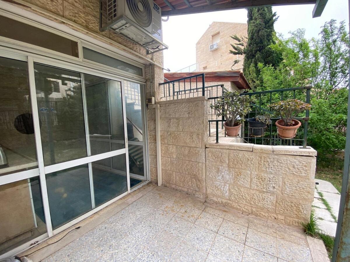 דירת גן מרווחת במיקום מעולה עם נטפליקס חינמי Lägenhet Ma'ale Adumim Exteriör bild