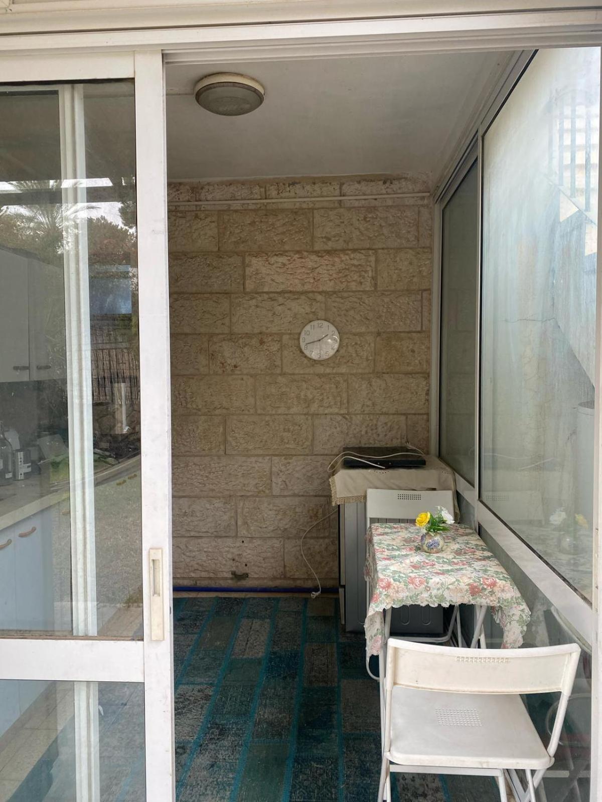 דירת גן מרווחת במיקום מעולה עם נטפליקס חינמי Lägenhet Ma'ale Adumim Exteriör bild